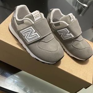 New balance gray sneakers